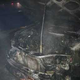 Молодые пироманы сожгли две хороших иномарки во дворе Ростова на видео