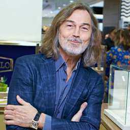 Ростовские производители предложили вытирать картинами Никаса Сафронова грязные руки