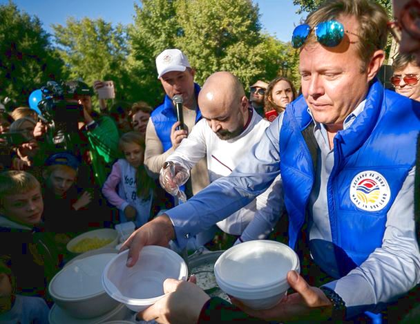 Известный телеведущий попробовал гигантский курник на грандиозном фестивале в Ростове
