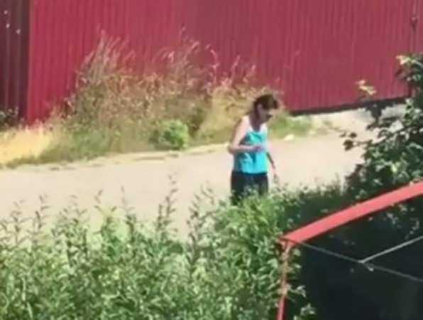 «Бесноватая» женщина с ножом вогнала в ужас жителей поселка под Ростовом на видео