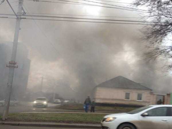 Проспект Шолохова в Ростове-на-Дону завалило едким дымом из-за пожара в жилом доме
