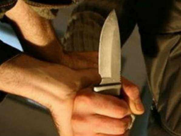 Охваченный приступом ярости мужчина ударил ножом в грудь посетителя кафе в Ростовской области