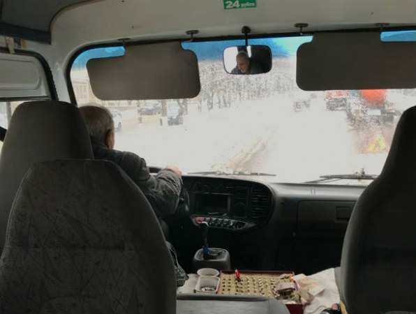 Бешеный водитель маршрутки извалял в грязи пожилого пассажира в Ростове