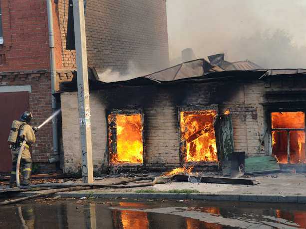 Смерть мужчины при пожаре в Ростове проверят следователи