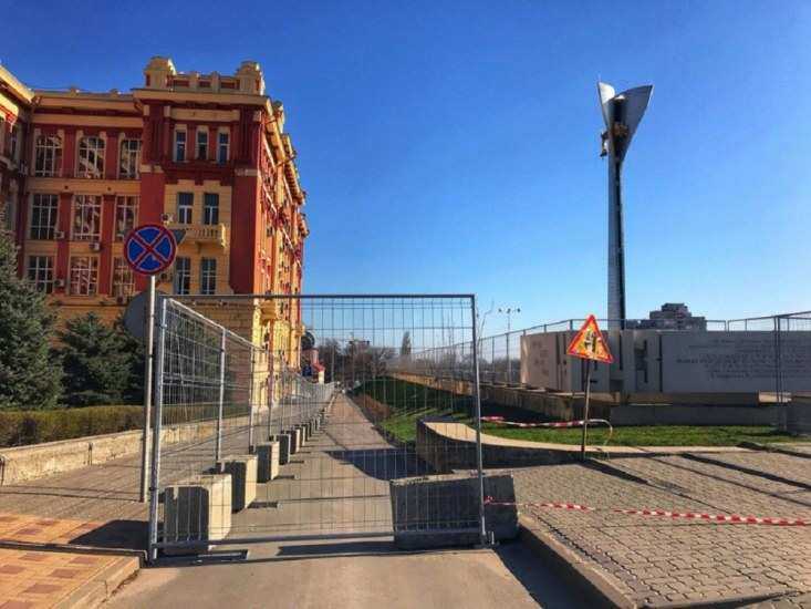 Ошалелые футбольные фанаты не смогут попасть на Театральную площадь, обнесенную забором в Ростове Ошалелые футбольные фанаты не смогут попасть на Театральную площадь, обнесенную забором в Ростове