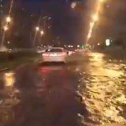 Плывущие по улице Ростова машины в грозу попали на видео