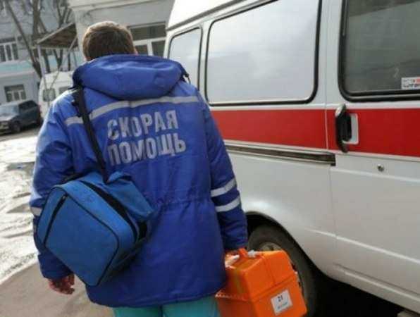 Драку со спешащим на вызов водителем скорой помощи затеял автомобилист во дворе Ростовской области