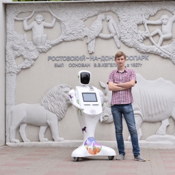 Дружелюбный робот-кассир WayBot продает билеты в ростовском зоопарке