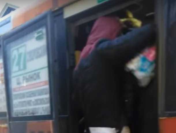 Вынужденные ехать на головах друг у друга пассажиры автобуса Ростова попали на видео Вынужденные ехать на головах друг у друга пассажиры автобуса Ростова попали на видео