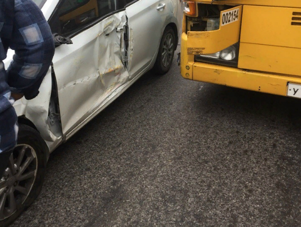 Пассажирский автобус смачно поцеловал иномарку в бок у здания РИИЖТа в Ростове Пассажирский автобус смачно поцеловал иномарку в бок у здания РИИЖТа в Ростове