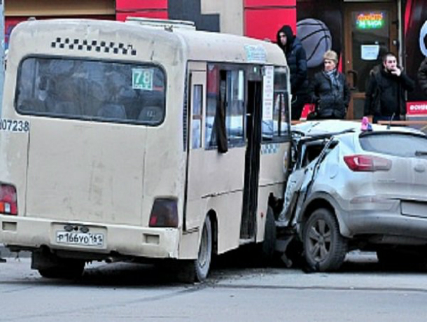 Два человека получили травмы в ДТП с иномаркой и маршруткой в Ростове Два человека получили травмы в ДТП с иномаркой и маршруткой в Ростове