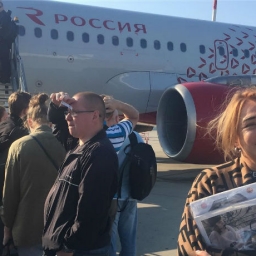 Алена Апина прилетела в Ростов в компании неожиданно трезвого оркестра