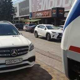 Задыхаться в душном вагоне пришлось маленьким пассажирам поезда из-за борзого автохама в Ростове