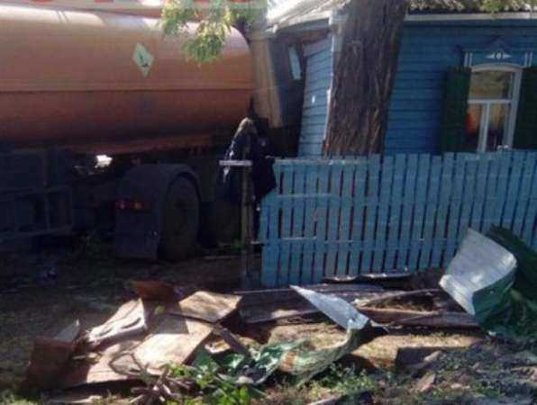 Огромный бензовоз «зашел в гости» в частный дом под Ростовом Огромный бензовоз «зашел в гости» в частный дом под Ростовом
