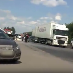 Восемь автомобилей попали в аварию из-за Mercedes в Ростовской области