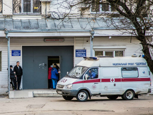 Владельцев автомобилей искорежило в тройном ДТП в Ростовской области