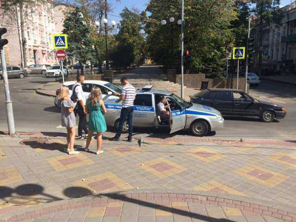 Сотрудники ДПС плевали на правила дорожного движения, собирая мзду с пешеходов в Ростове Сотрудники ДПС плевали на правила дорожного движения, собирая мзду с пешеходов в Ростове