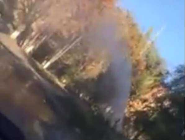 Окативший автовладельцев коммунальный гейзер сняли на видео жители Ростовской области