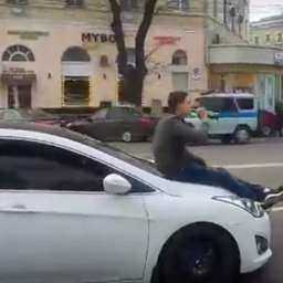Безумный алко-хайп с катанием пьяного приятеля на капоте авто устроил ростовчанин у поста ГИБДД в Воронеже