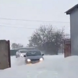 Прорывающиеся с боем сквозь огромные снежные сугробы легковушки в Ростове попали на видео
