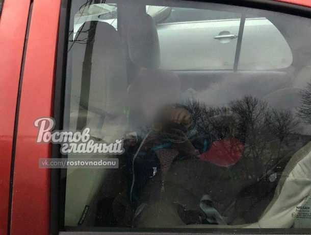 Горе-родители, которые бросили в ледяной машине грустного малыша, привели в ярость жителей Ростова