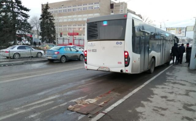 В Ростове между двух автобусов насмерть раздавило водителя одного из них В Ростове между двух автобусов насмерть раздавило водителя одного из них