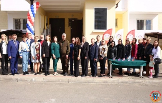 Алексей Логвиненко передал ключи от новых квартир ростовским педагогам