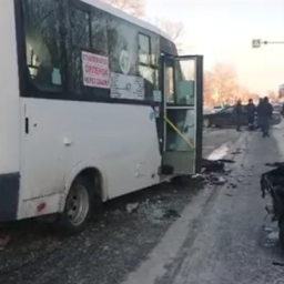 Три человека пострадали в ДТП с микроавтобусом в Челябинске
