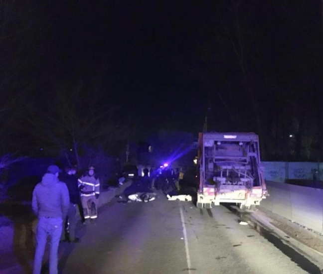 При столкновении скутера с мусоровозом в Ростове погибла 15-летняя девочка