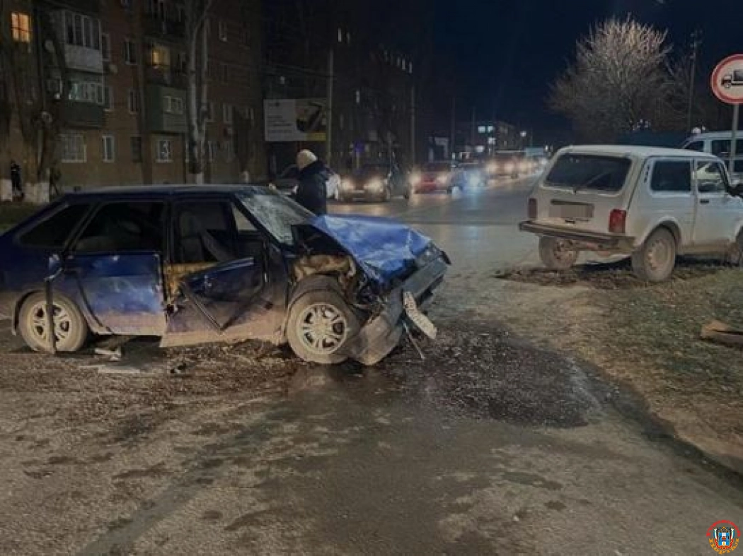 В центре Пролетарска легковое авто протаранило «Ниву»
