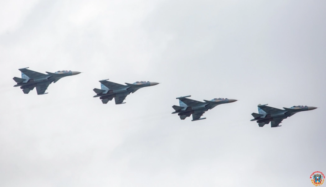 В небе над Ростовской областью начались тренировки истребителей и бомбардировщиков