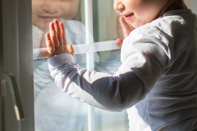 Трагедии можно избежать: как уберечь ребенка от падения из окна