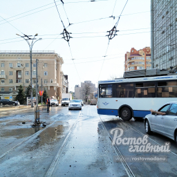 Центр Ростова временно остался без воды из-за прорыва трубы