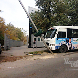 Маршрутка с пассажирами врезалась в столб в Ростове