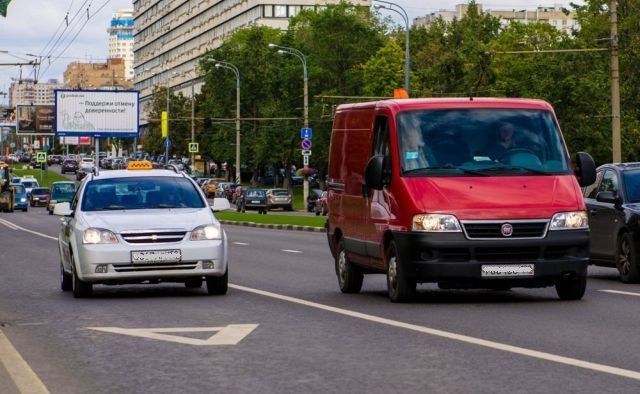 В Ростове таксисты-нелегалы стали чаще выезжать на выделенку, объезжая пробки