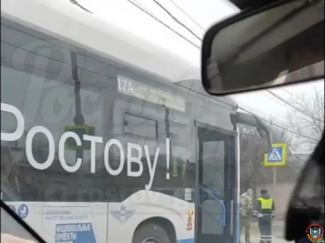 Электробус протаранил легковой автомобиль на Таганрогской