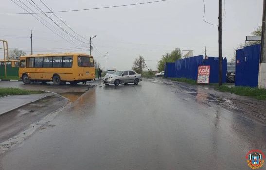 Под Шахтами водитель автобуса протаранил иномарку
