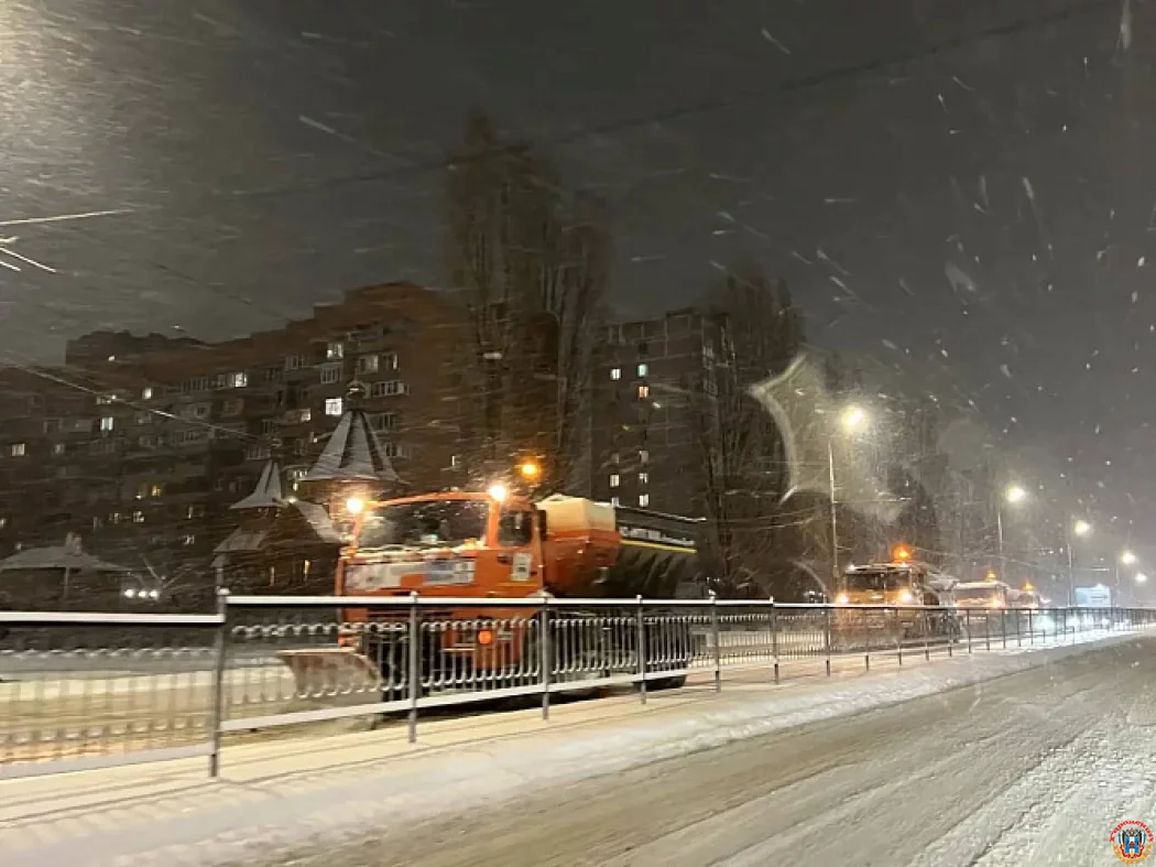 Усиленный режим в Ростове: более 120 единиц спецтехники вышли на ночную расчистку улиц от снега