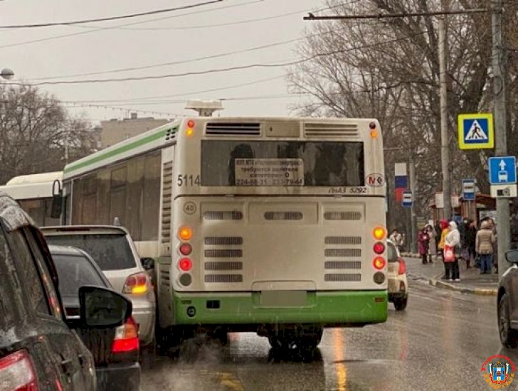 В Ростове 52-летняя пассажирка автобуса № 8 пострадала в ДТП