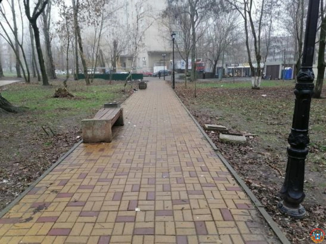 В Ростове развалились лавочки в сквере Оганова