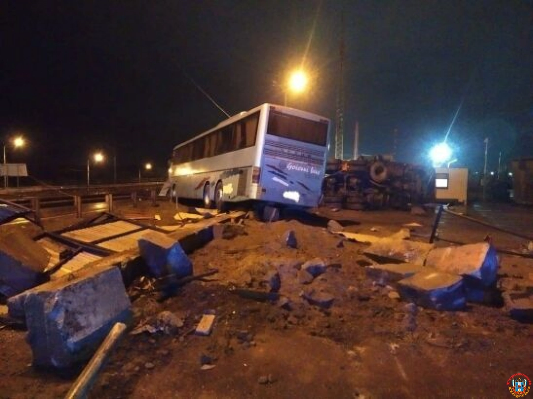 В Ростовской области в ДТП пострадал водитель пассажирского автобуса