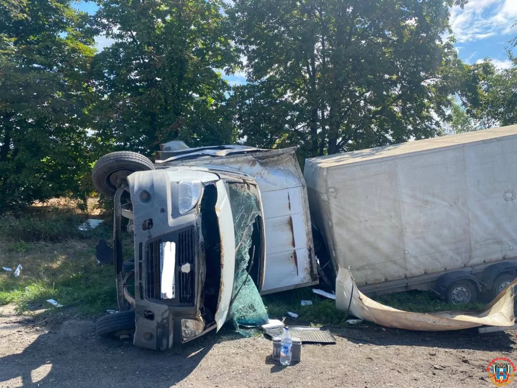 Автомобиль с полуприцепом перевернулся на трассе после столкновения в Ростовской области
