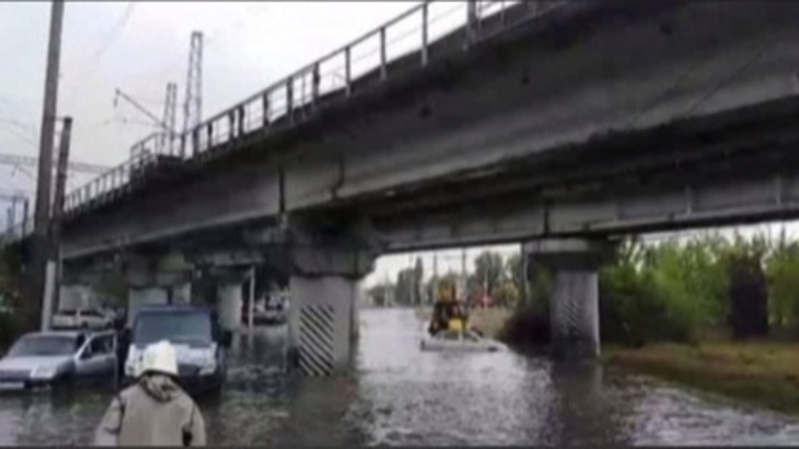 Из-за сильного ливня в Саратове дороги ушли под воду почти на полметра