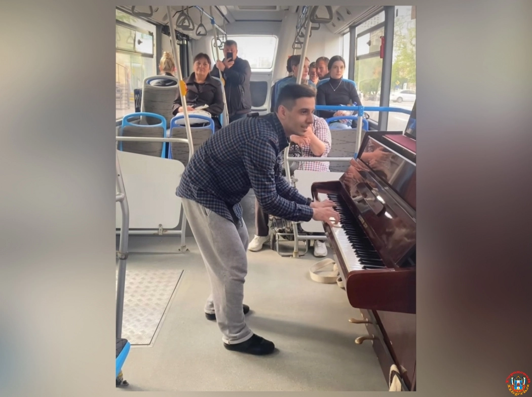 В автобусе Ростова пианист сыграл песни из советских фильмов