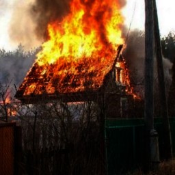 В Ростове на большой площади сгорел частный дом