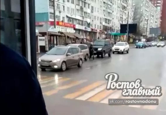 Ростовчан прокатили в автобусе с открытой дверью