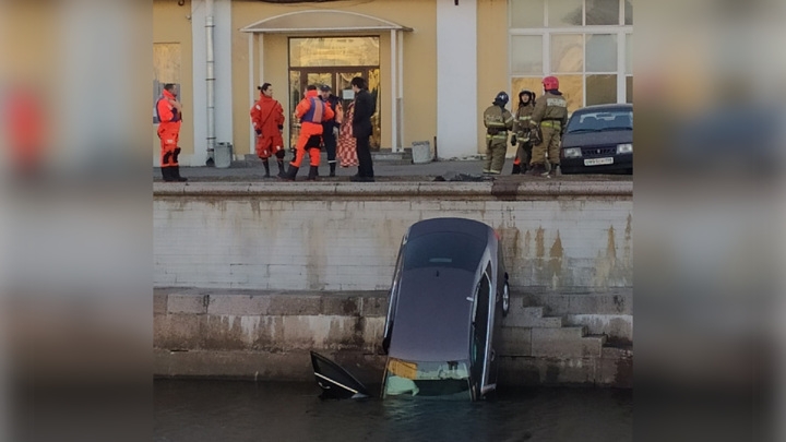 В Санкт-Петербурге автомобиль съехал с парковки в реку