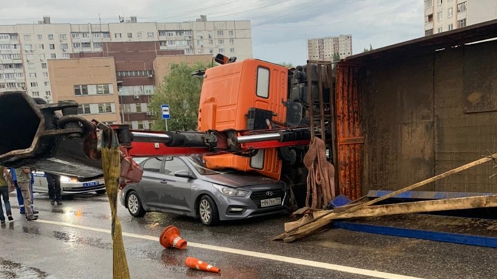 Автокран опрокинулся на легковушку в Москве