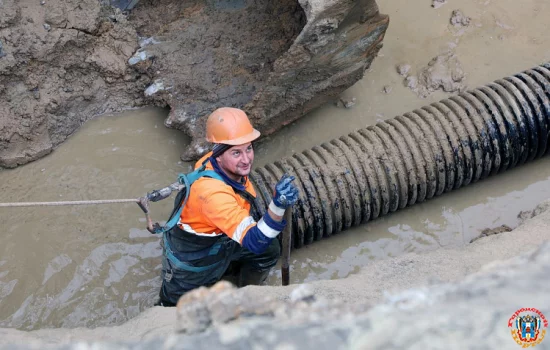 На улице Баумана устраняют порыв