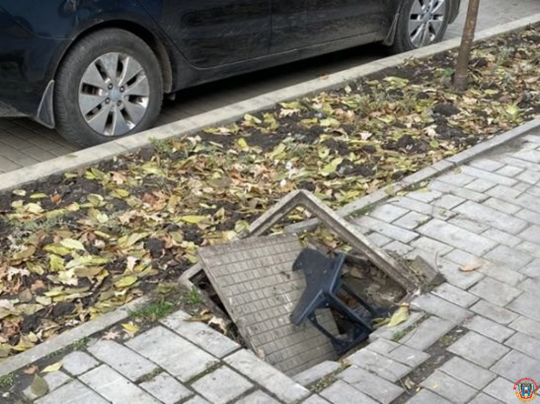 На улице Станиславского в Ростове под землю ушел канализационный люк